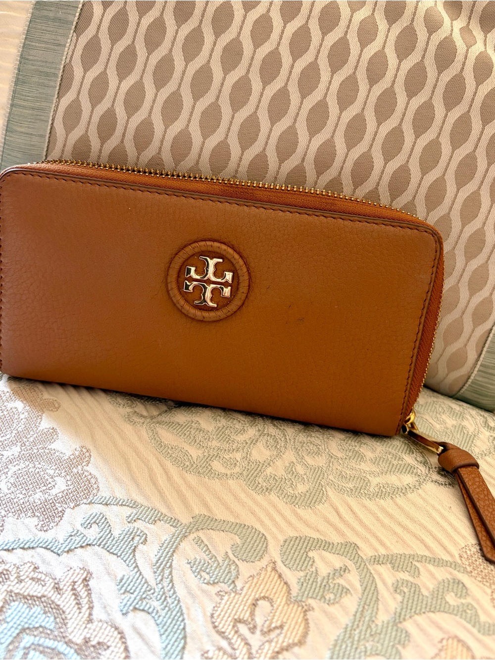 TORY BURCH Tan Leather Bombé T Zip-Around Continental Wallet